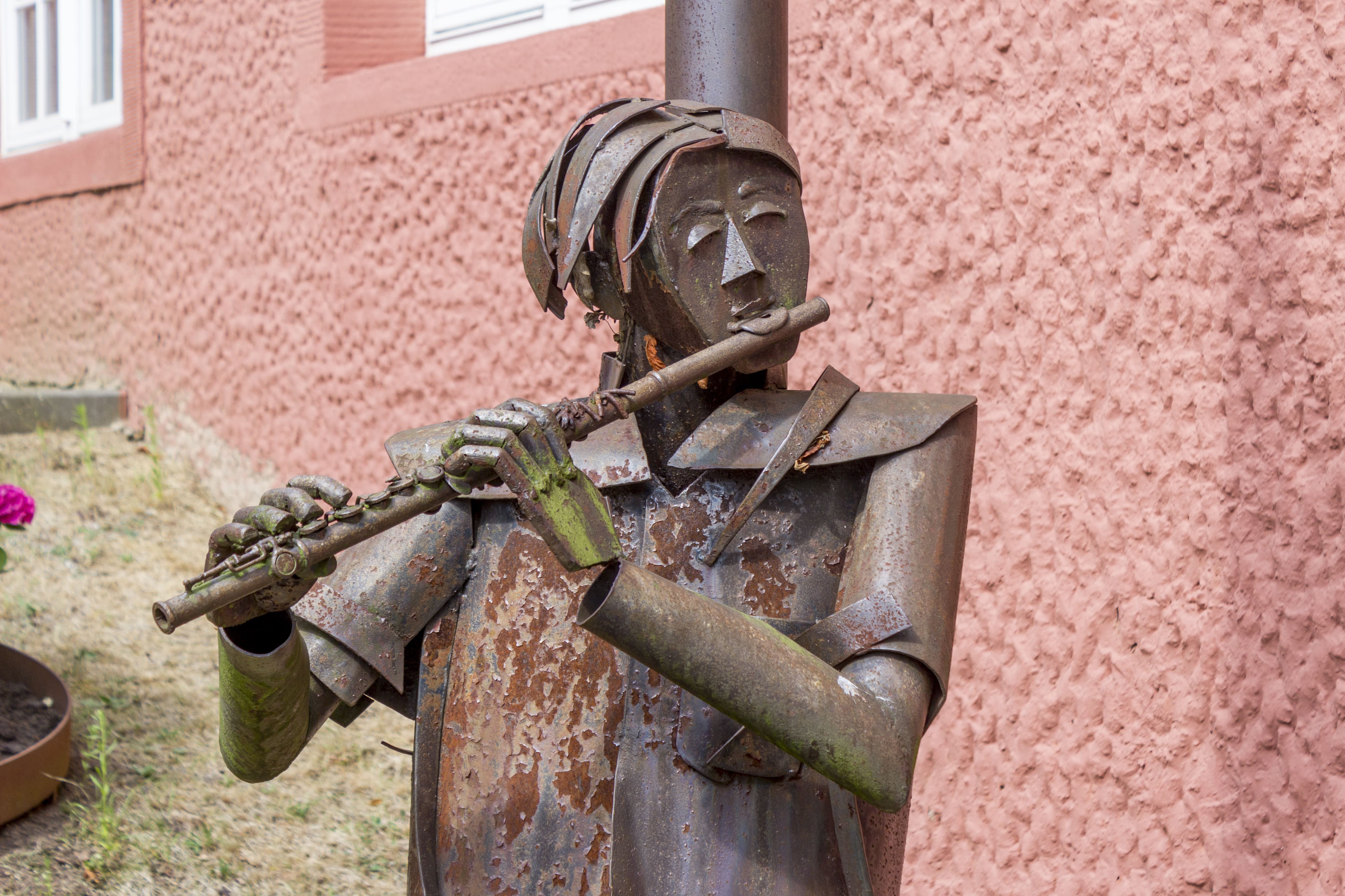 Flötenspieler im Skulpturengarten des ZHTK Wetzlar