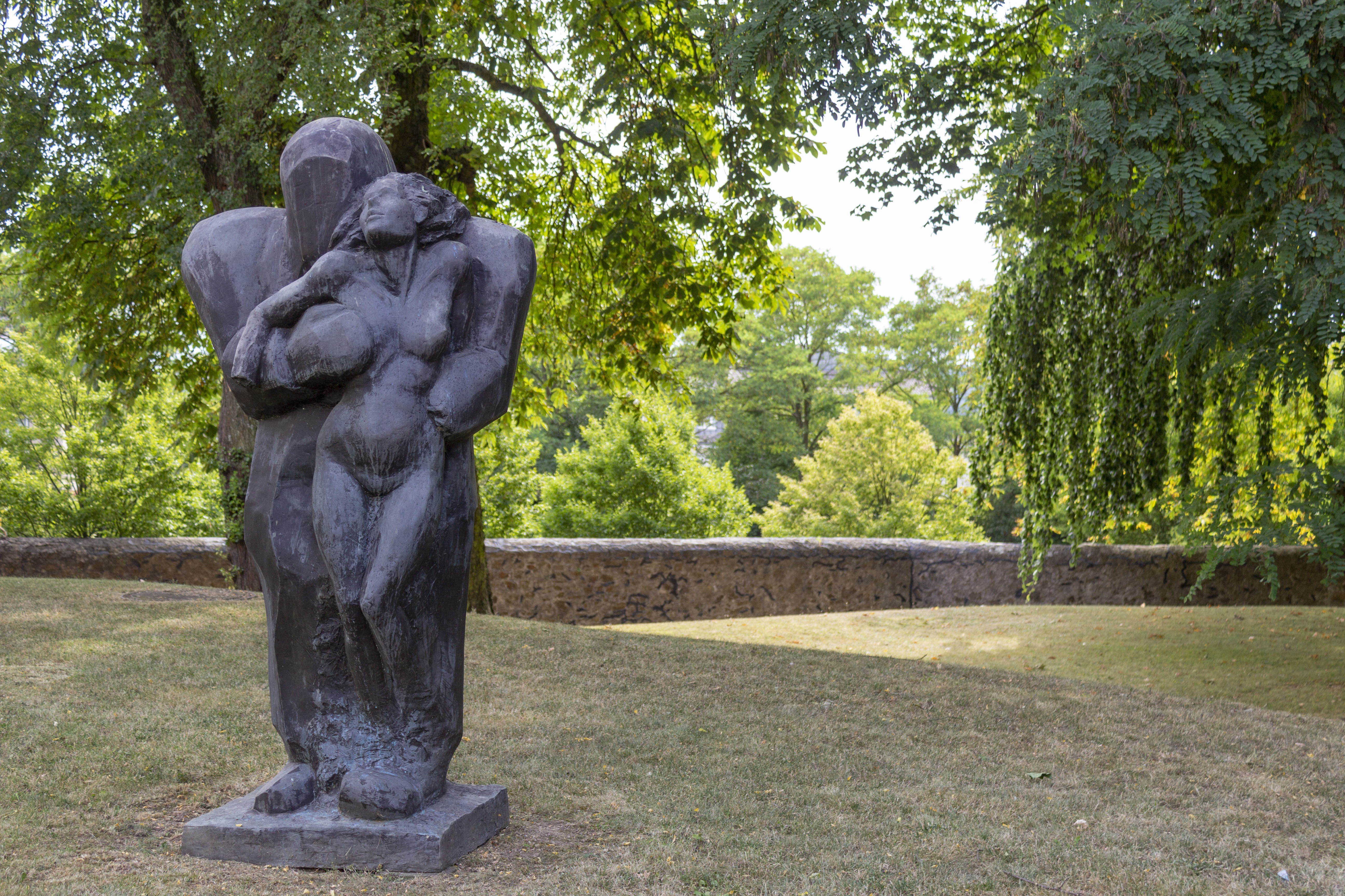 Das Thema der Schönen und das Biest im Gewerbepark des ZHTK im Skulpturengarten