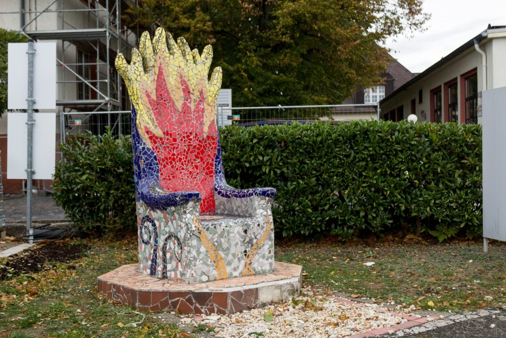 Der flammende Thron des flaschen Kaisers in unserem Garten im Zentrum für Kultur und High Tech
